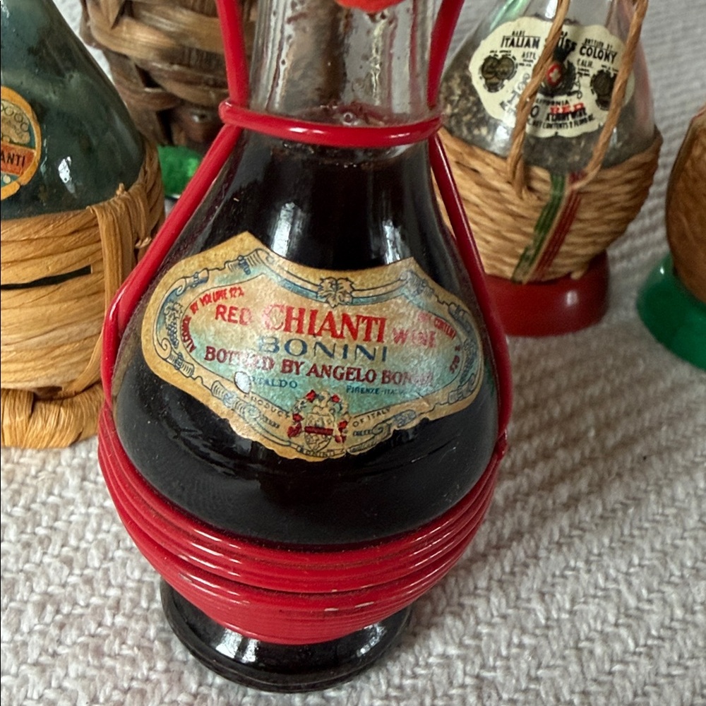 Lot of 5 VINTAGE Mini Chianti Wine Bottles Salt Pepper Table Decor Italian - Picture 4 of 10